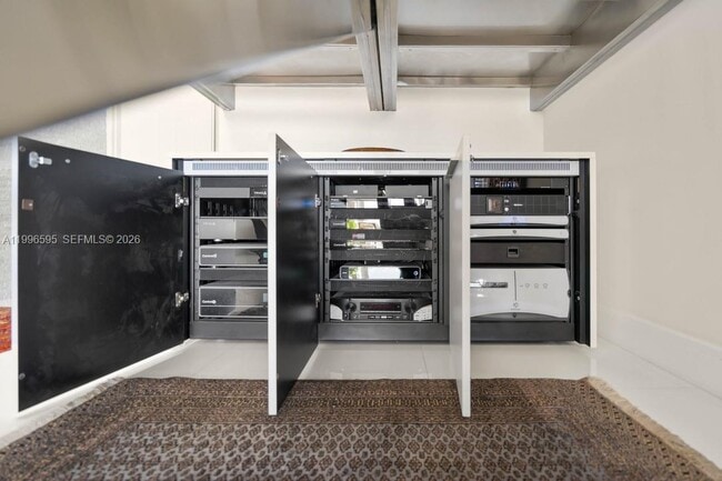 Building Photo - 1000 Venetian Way