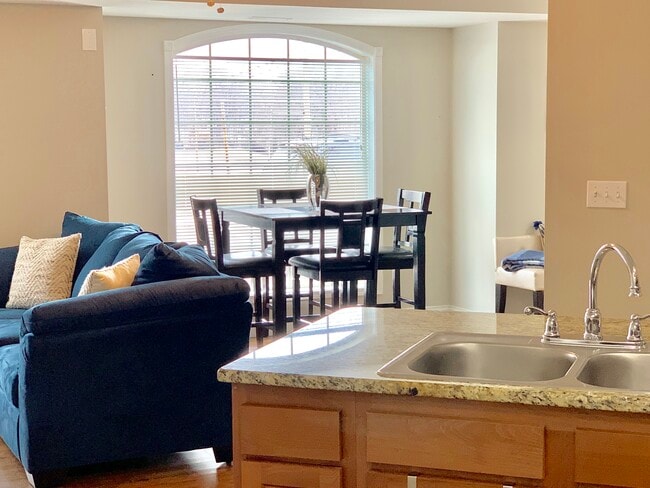 Building Photo - 408 Circus Ave