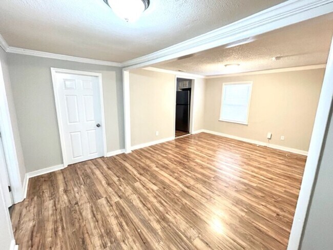 Building Photo - CUTE TWO BEDROOM/ONE BATH BUNGALOW!