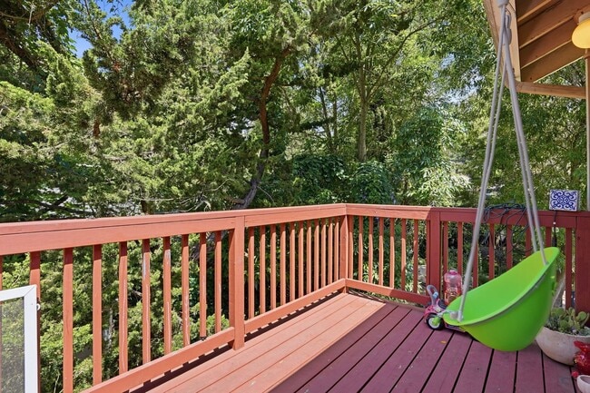 Building Photo - Beautiful Spacious 3-bedroom 2-Bath in Oakland!