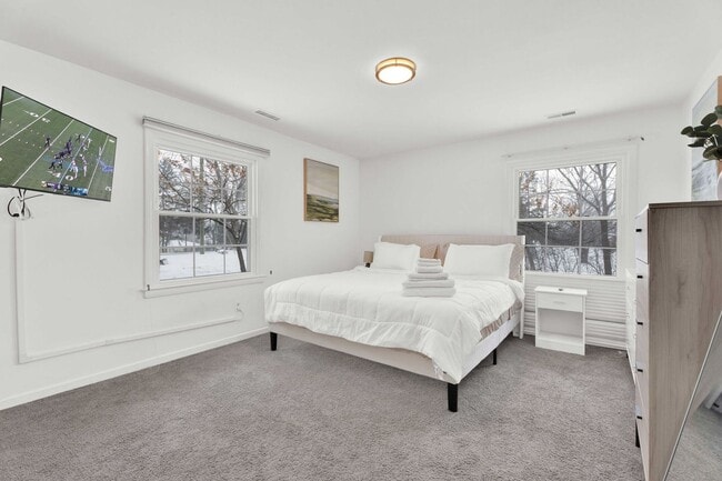 Building Photo - 3BD ROOM RANCH - PRIVATE LOT - FURNISHED -...