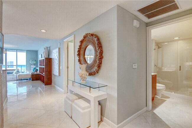 Building Photo - 2640 Lake Shore Dr