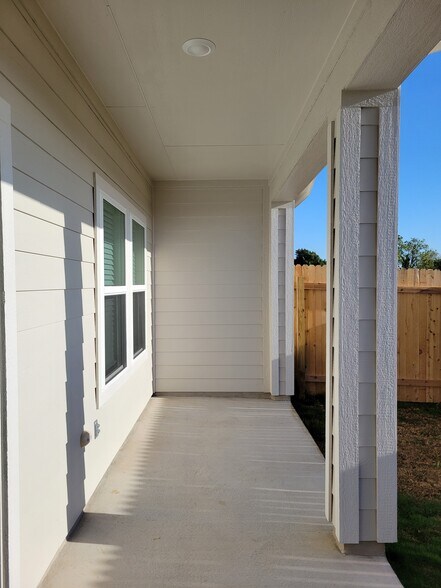 Building Photo - 1850 Settlers Glen Dr