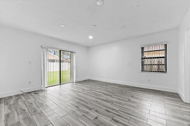 Building Photo - 1390 Summit Run Cir