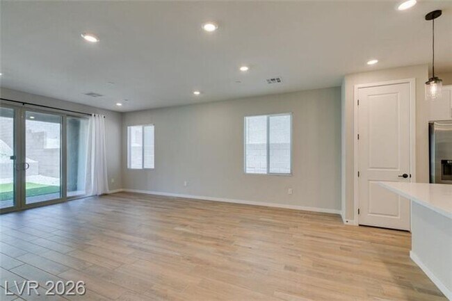 Building Photo - BEAUTIFUL 4 BEDROOM PROPERTY IN GATED COMMUNITY!