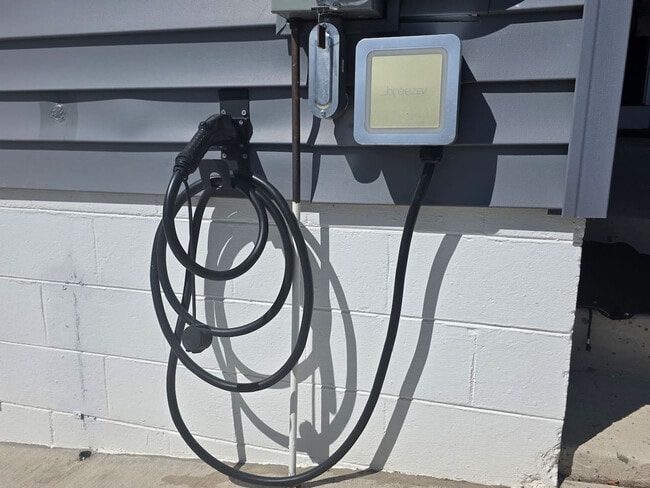 Building Photo - 525 Circle Dr