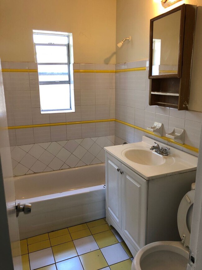 Building Photo - Large 4-2 house with central air and hookups for washer and dryer