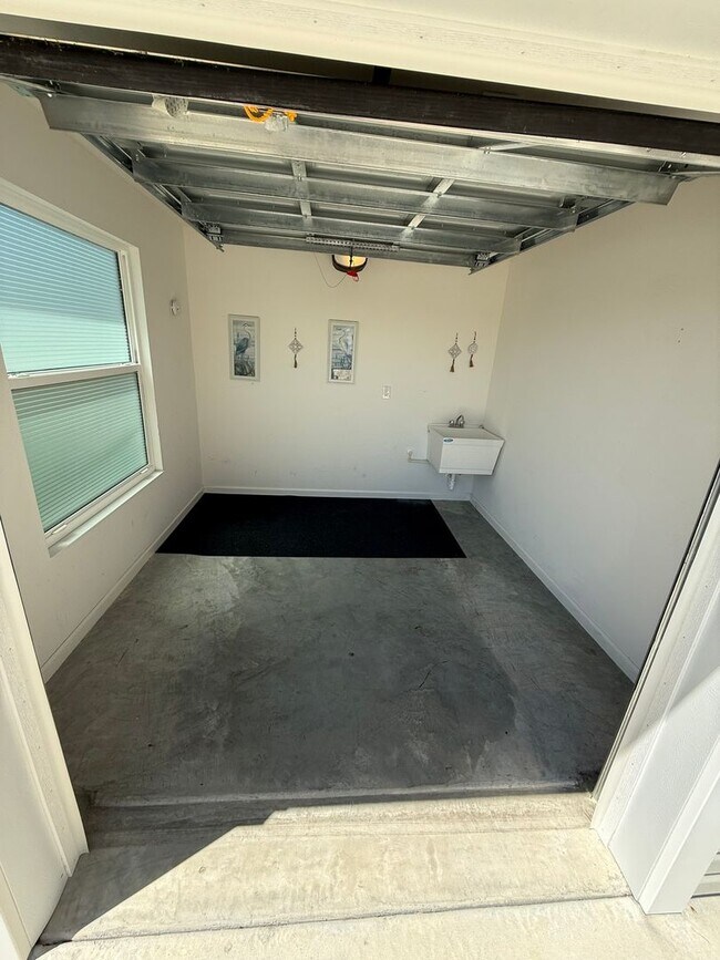 Building Photo - Fully Furnished, 3 Bed, 2 Bath, Turnkey ANNUAL Lease in the Village of Lake Denham