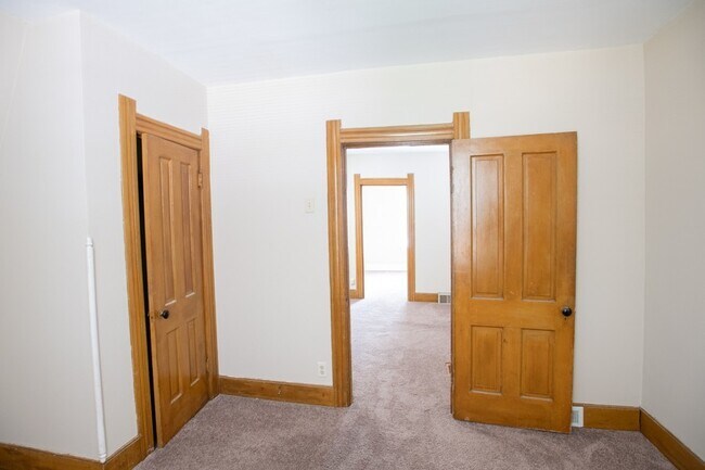 Building Photo - 1020/1022 E Center Townhouse, Riverwest, E...