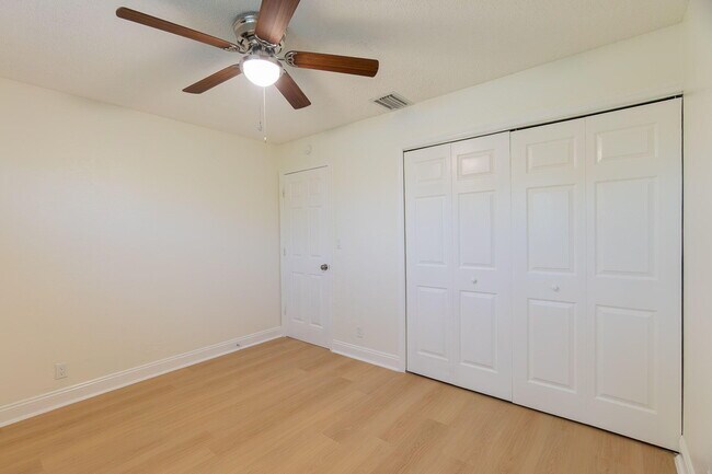 Building Photo - 2831 N Seacrest Blvd