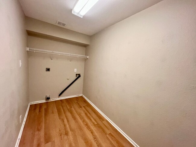 Building Photo - *COMING SOON* Pet-Friendly 3BD/2.5BA with Bonus Loft, Deck & Garden Tub – Near Tezel Rd!