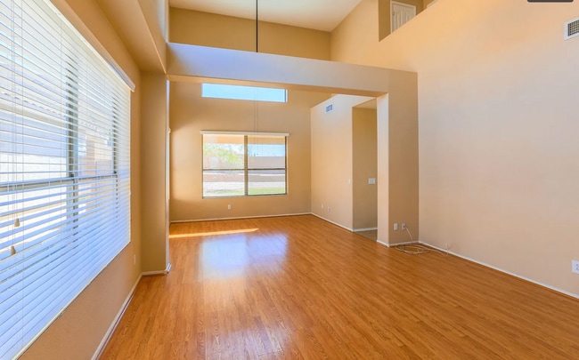 Building Photo - Three bed and two /half bath North Phoenix