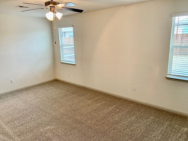 Building Photo - Beautiful 4 bedroom 3 bathroom home in Pfl...