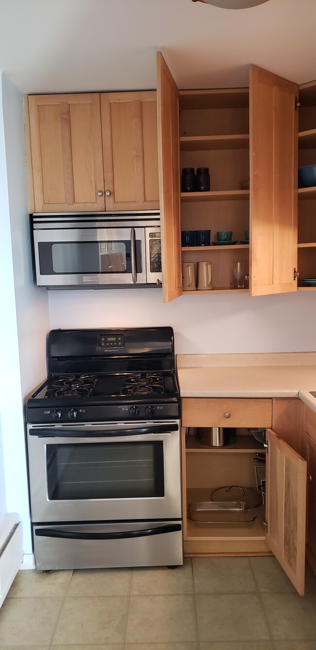 Stove, oven, microwave - 490 M St SW