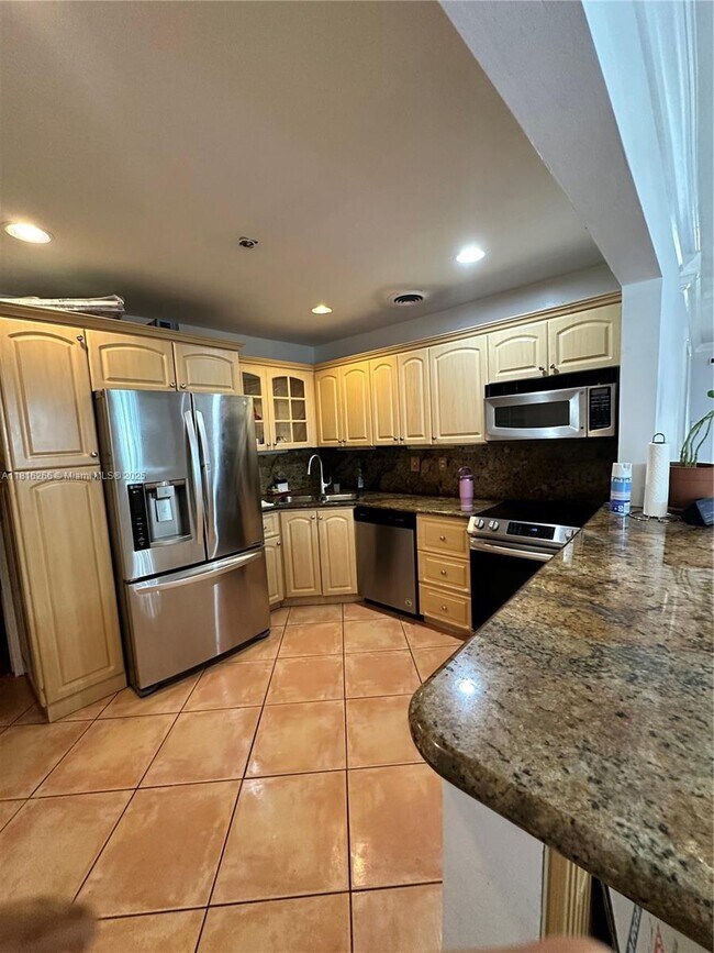 Building Photo - 3 bedroom in Miami FL 33167