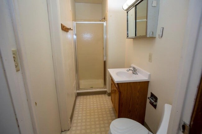 Building Photo - 207 Private Room for Rent!