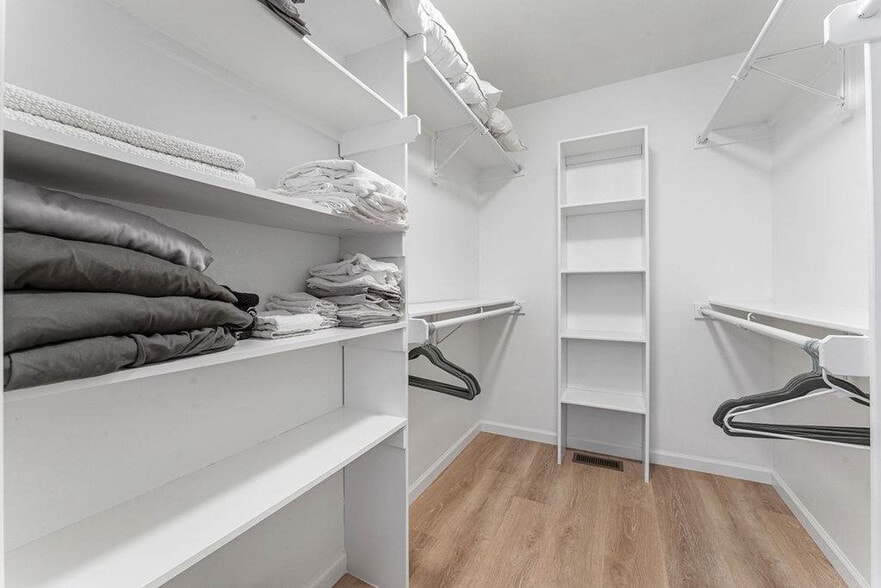 Building Photo - 410 Willington Ln