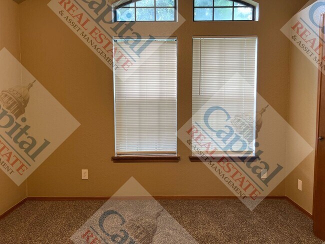 Building Photo - Charming 3 Bedroom