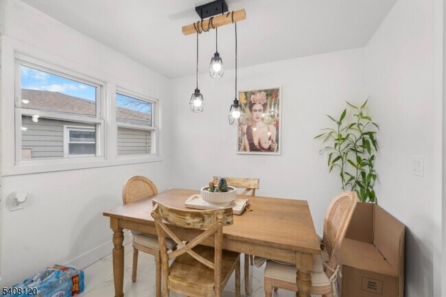 Building Photo - 22 Crescent Ct