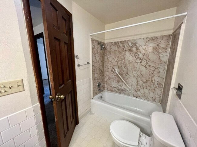 Building Photo - 2 BD Unit - Excellent Lacey Location