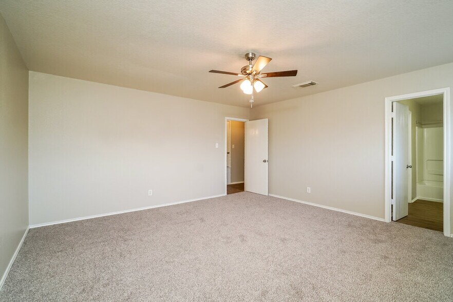 Building Photo - 6631 Highland Grass