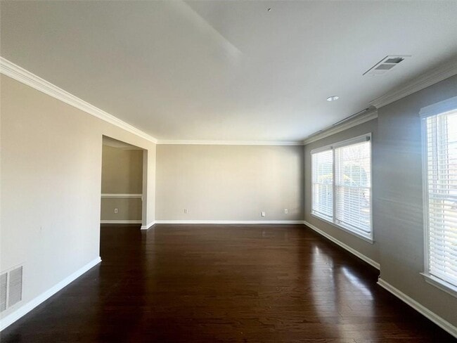 Building Photo - 450 Mikasa Dr