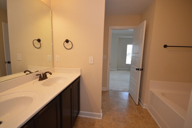 Building Photo - 204 Station Dr