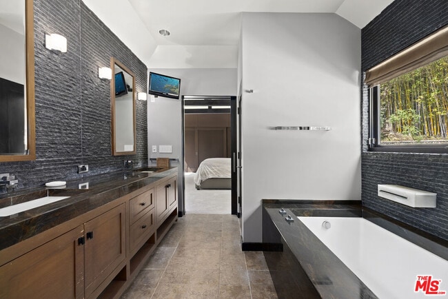 Building Photo - 3300 N Knoll Dr