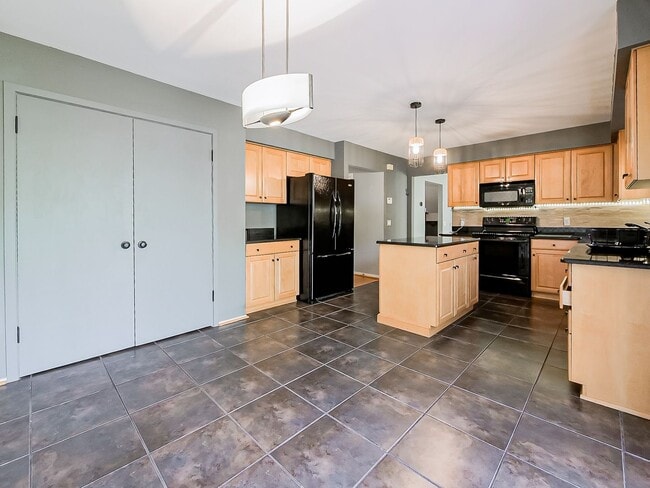 Building Photo - Welcome to this spacious single-family hom...