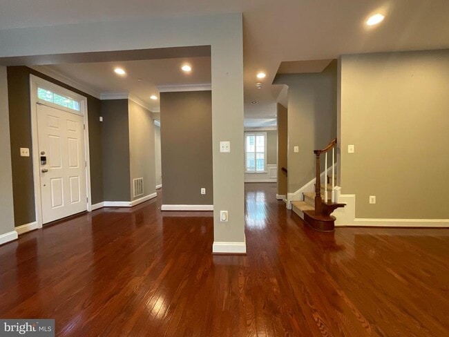 Building Photo - 3911 Chain Bridge Rd