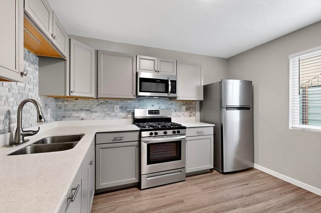 Building Photo - 1812 Buena Vista Dr SE