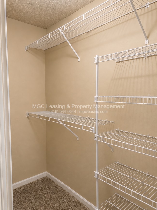 Building Photo - Spacious Townhome Near Shopping, Parks & Highways