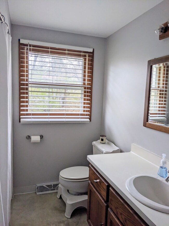 Building Photo - 3 Bedroom 1.5 Bathroom Single Family