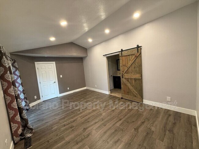 Building Photo - 921 Hickory Ave