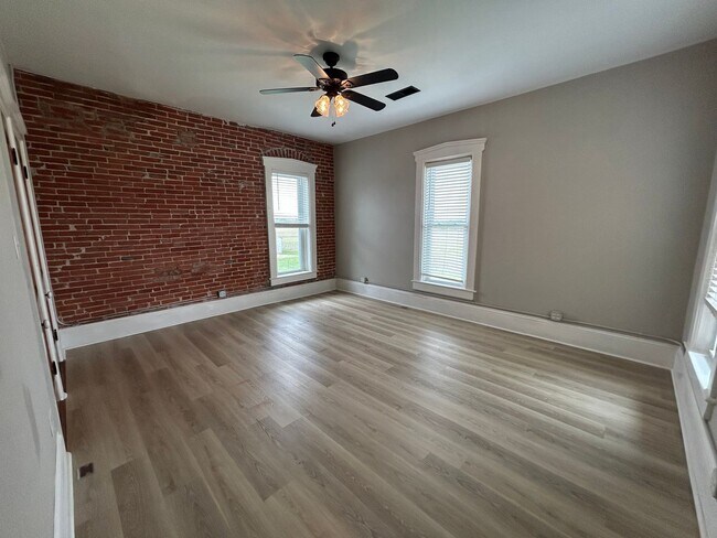 Building Photo - 4 Bedroom 2 Bathroom