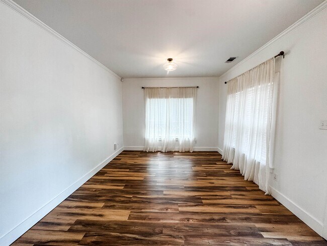 Building Photo - 705 Cotham Dr