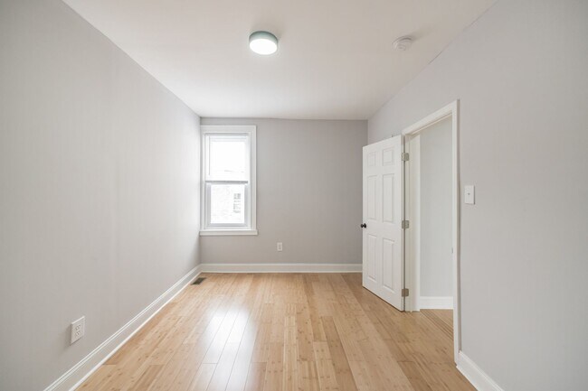 Building Photo - Huge 3 bedroom house for rent