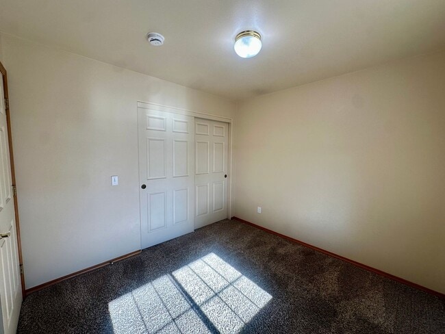 Building Photo - Ranch Style Home in NE Bend!  Fenced in backyard!