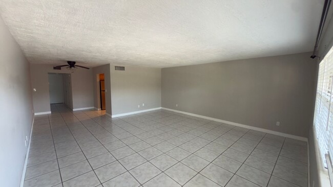 Building Photo - Spacious 1-Bed Condo in Sutton House – 974 SF, East of Biscayne