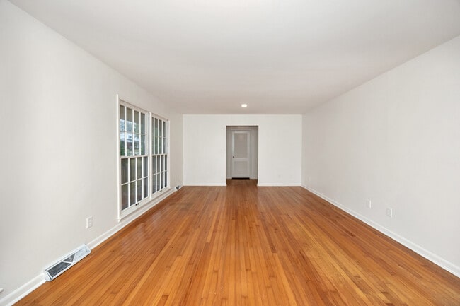 Building Photo - 2105 Shannonhouse Rd SW