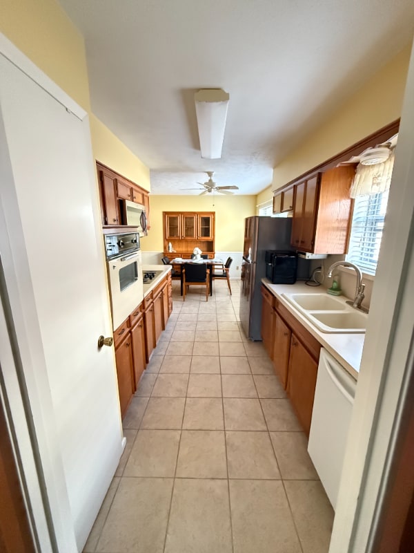 Building Photo - 2420 Pinehurst Ln