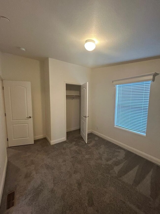 Building Photo - 5 bedroom 3 Bath New House- 2 Car Attached...