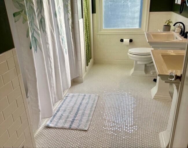 Building Photo - 605 SW Moss St