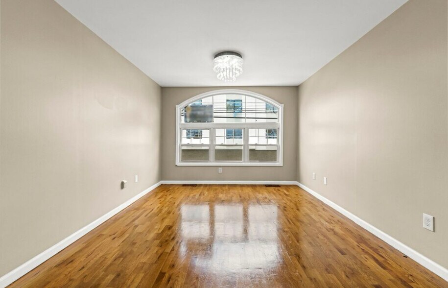 Building Photo - 110 16th Ave