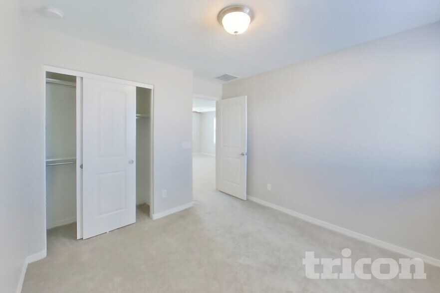 Building Photo - 880 W Busa Dr