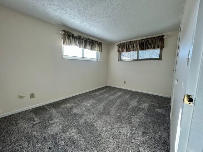 Building Photo - 3 bed 1 bath close to shopping, schools, parks and more!