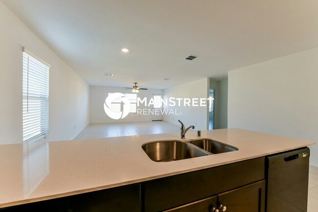 Building Photo - 3 Bedroom Pet-Friendly Home in Fort Worth, TX with Main Street Renewal