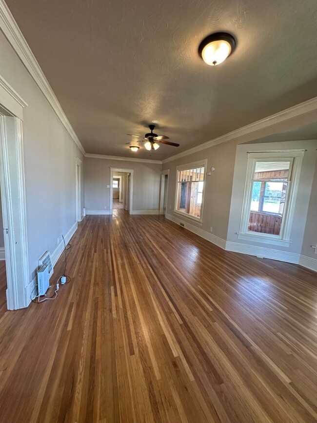 Building Photo - Amazing 3 bedroom home avail NOW