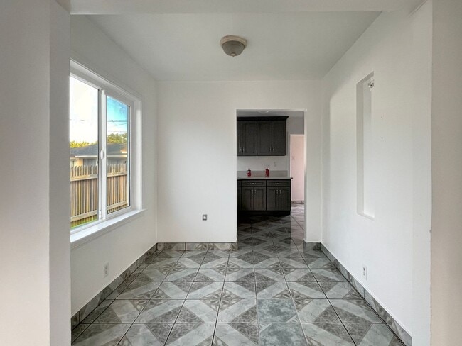 Building Photo - **3030 Caspian Way Long Beach** Front 2 be...