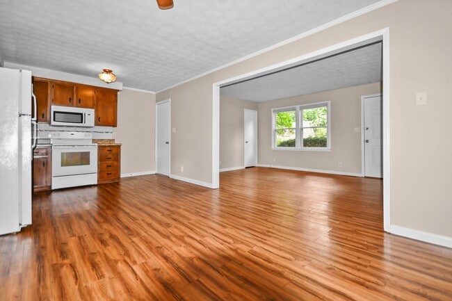 Building Photo - Three Bedroom with Basement!